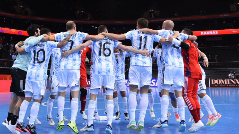 Jugadores de Argentina festejan su paso a la final de Futsal. Foto: Twitter @fifacom_es