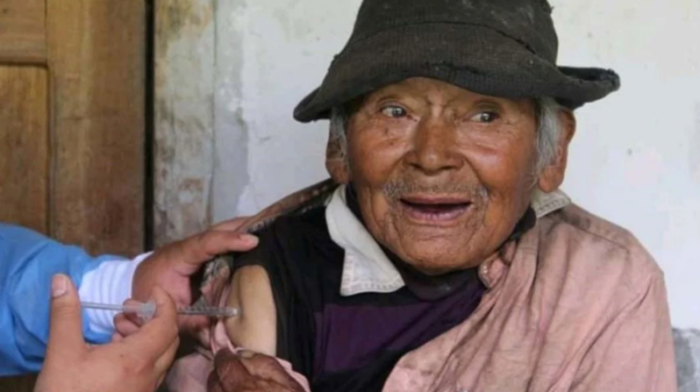 Marcelino Abad, el centenario campesino, recibió la primera de las dos dosis contra el covid-19 en su casa de Huánuco, Perú. Foto: EFE