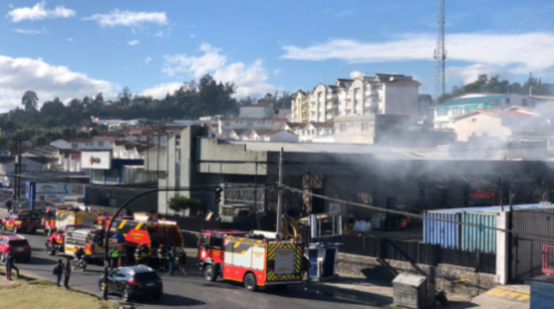 Bomberos continúan trabajando para controlar el incendio estructural que se produjo durante la noche en una fábrica distribuidora de químicos en Carcelén. Foto: Diego Pallero / EL COMERCIO