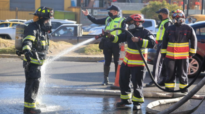 Los bomberos también se encargaron de enfriar con agua el material que se quemó. Foto: Diego Pallero / EL COMERCIO