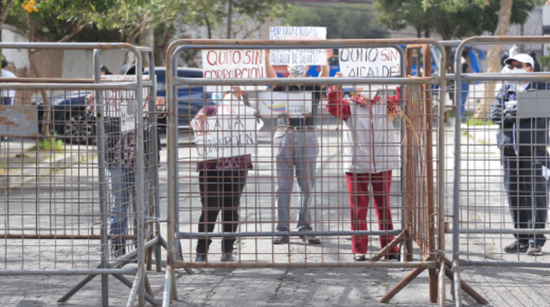 Se colocaron vallas metálicas en las calles Lizardo García y José Tamayo para impedir el paso de los manifestantes que se concentraron en las afueras del edificio con carteles en contra de Yunda. Foto: Diego Pallero / EL COMERCIO