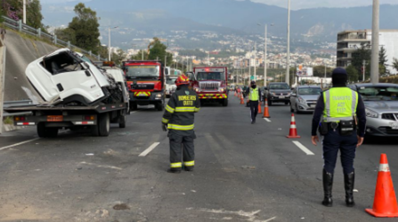Accidente de una Volqueta en el kilómetro 7 de la Ruta Viva. El conductor resultó herido. Foto: Patricio Terán / EL COMERCIO