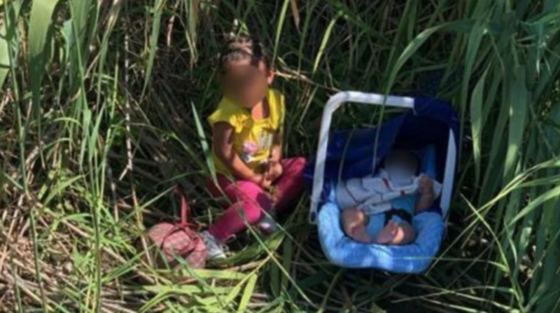 Fotografía cedida por la Oficina de Aduanas y Protección Fronteriza (CBP) donde aparecen dos hermanos hondureños, una niña de dos años y un bebé de tres meses de edad, abandonados en el fronterizo Río Grande cerca de Eagle Pass, Texas. Foto: EFE