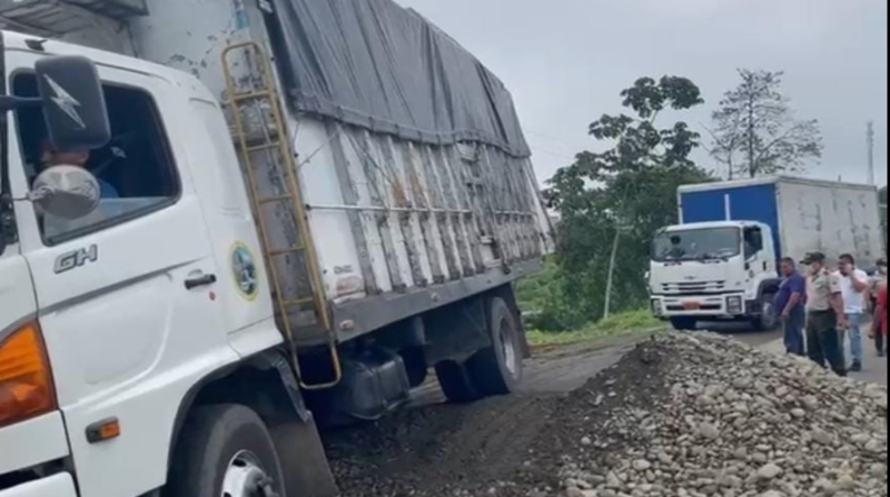 Vehículos de carga circulan por la zona obstaculizada en la vía Buena Fe- Santo Domingo. Foto ECU 911.