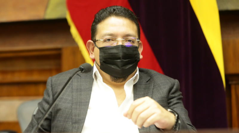 El vicepresidente de la Asamblea Nacional, Virgilio Saquicela, quien presidía la Sesión No. 727, suspendió la designación y posesión de los miembros de las dos Juntas hasta tener más argumentos jurídicos. Foto: Twitter de @AsambleaEcuador