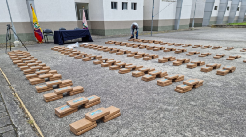 Personal de la Unidad de Antinarcóticos en un operativo realizado en La Paz, Carchi, descubrió el cargamento de droga. Fotos: Gobernación de Carchi