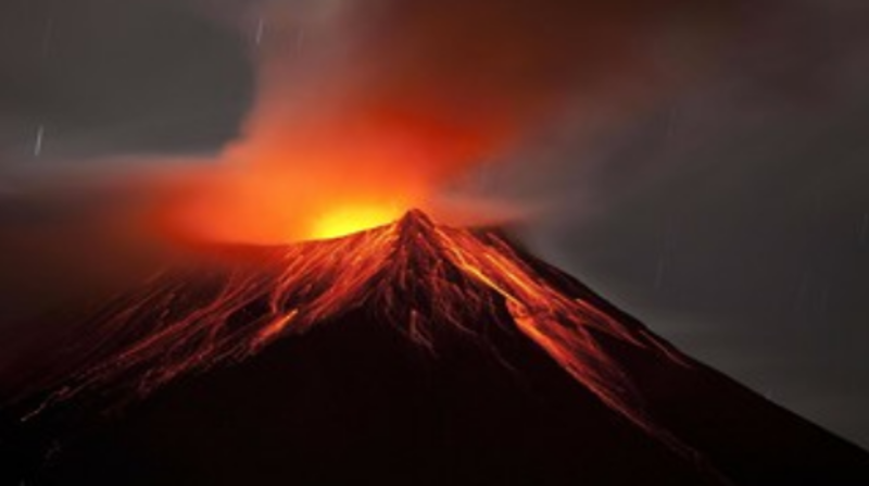 Algunos volcanes crean explosiones cuando entran en erupción. Estas explosiones producen fragmentos de rocas, cristales y vidrio volcánico. Foto: Flickr