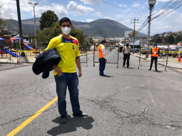 Donald Bautista llegó desde Pedro Vicente Maldonado para alentar a Ecuador en el estadio Rodrigo Paz. Foto: Carlos Rojas/El Comercio