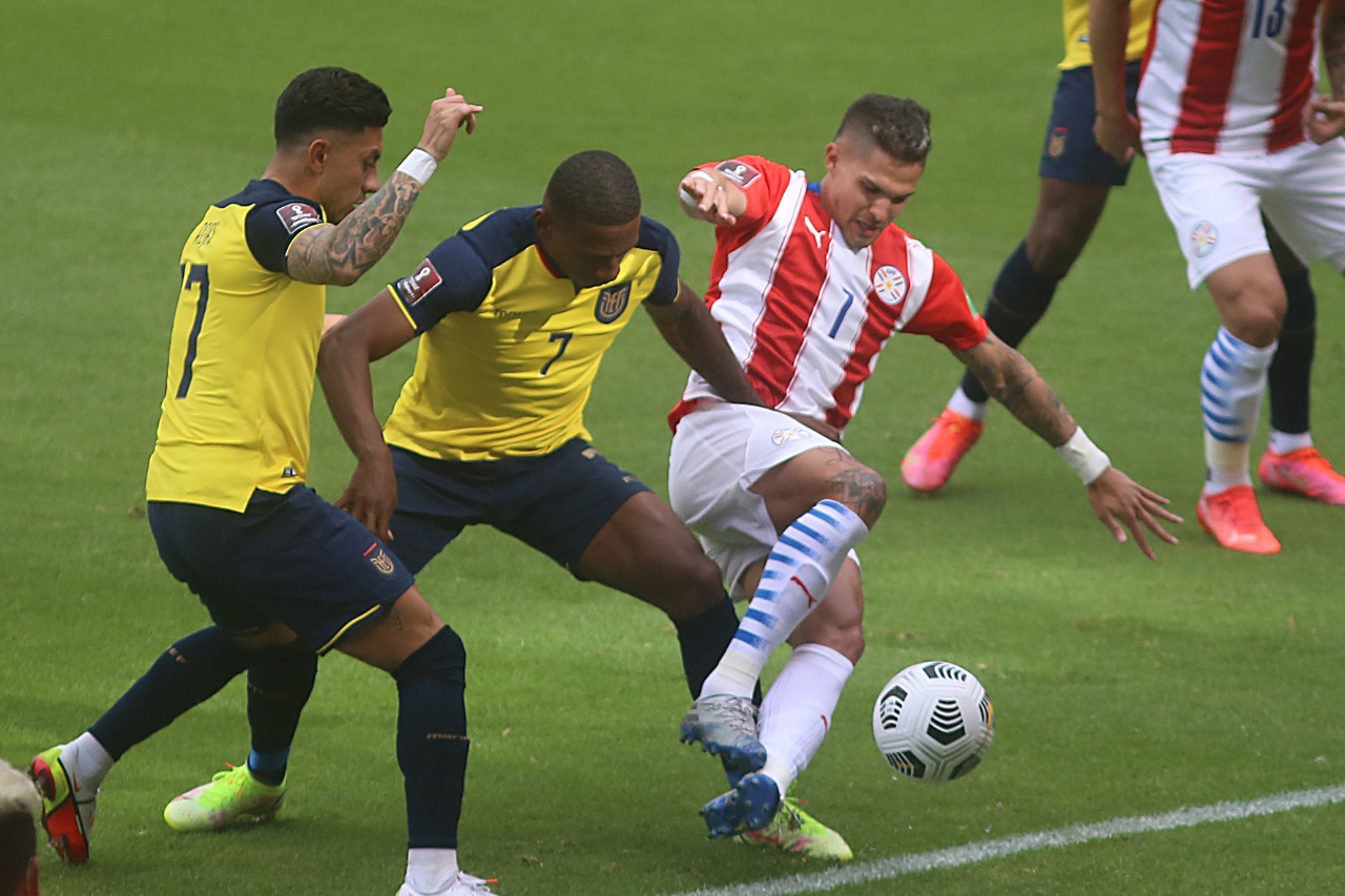 Pervis Estupiñán disputa el balón con Luis Amarilla, en el juego entre la selección de Ecuador y Paraguay. Foto: Vicente Costales