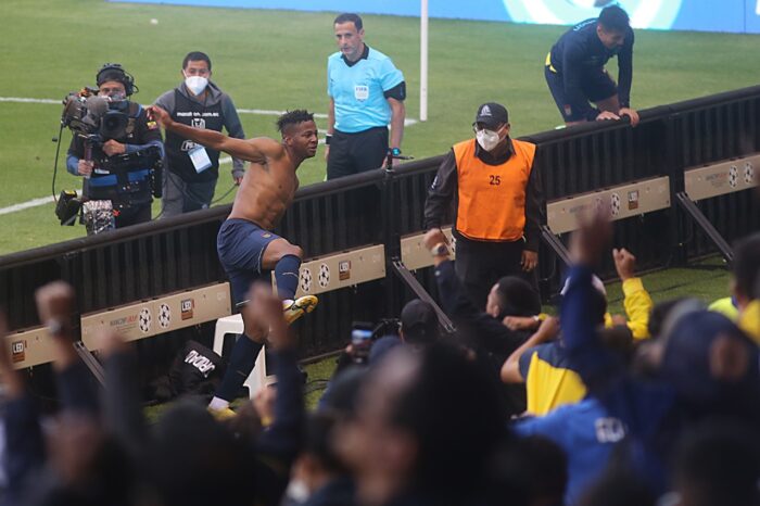 Michael Estrada festejó su gol ante Paraguay con el público, en las gradas. Foto: Vicente Costales/El Comercio