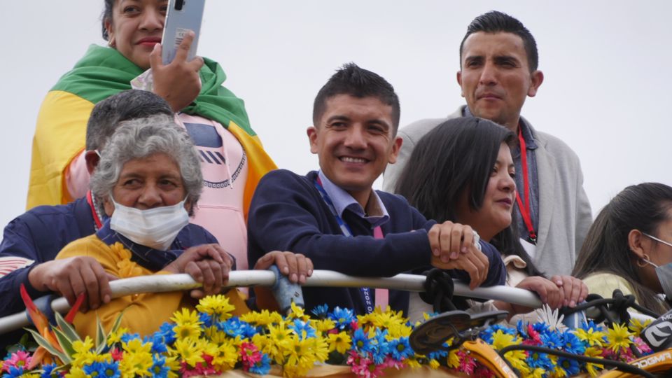 El campeón olímpico Richard Carapaz participó en una caravana de bienvenida en Tulcán Carchi, su tierra natal. Javier Montalvo/para EL COMERCIO