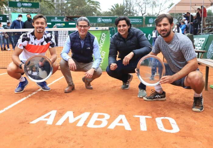 Cristian Rodríguez y Diego Hidalgo, en los extremos, con el plato de campeones. Foto: Cortesía KC Tenis
