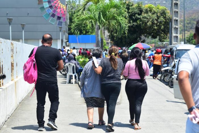 Familiares de las personas privadas de la libertad asesinadas llegan a los exteriores de la morgue en Guayaquil. Foto: EL COMERCIO