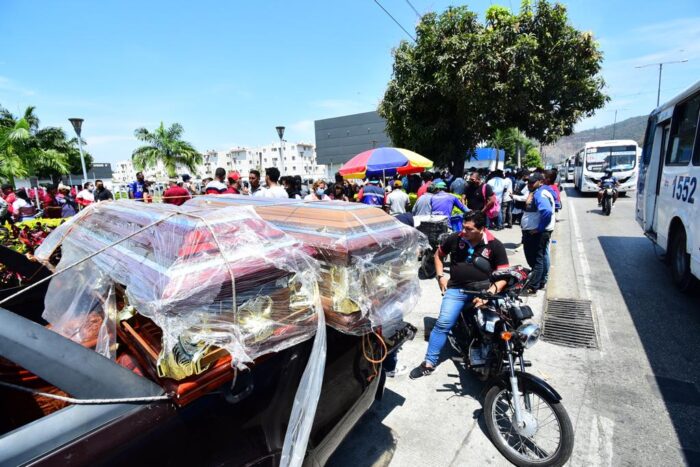 Féretros esperaban por los cuerpos de los presidiarios asesinados. Foto: EL COMERCIO
