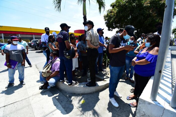 Agentes de la policía brindan información a familiares de las ppl asesinados para identificarlos. Foto: EL COMERCIO
