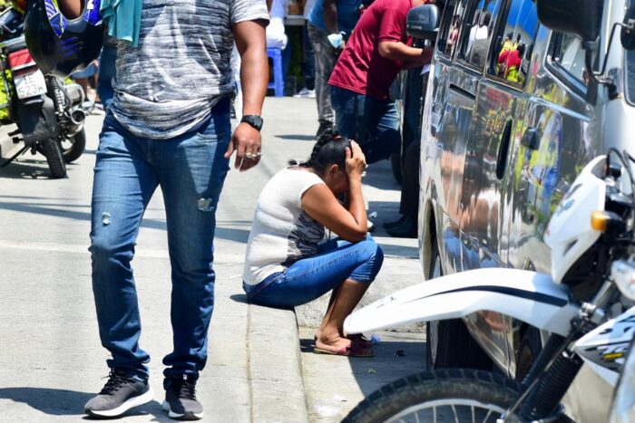 Una mujer se cubre el rostro con sus manos, ante la confirmación de que uno de sus familiares se encuentra entre las víctimas mortales. Foto: EL COMERCIO