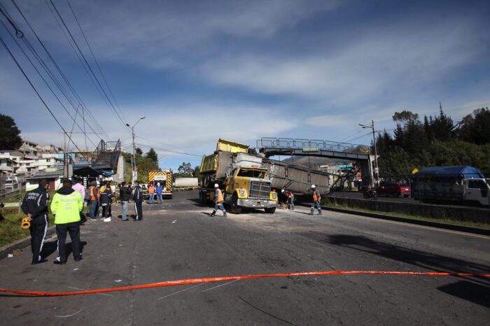 Debido al accidente, tres carriles de la avenida Simón Bolívar fueron cerrados al tránsito, hasta remover la estructura vial. Foto: Julio Estrella/ EL COMERCIO