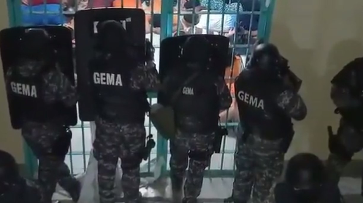 Los agentes hallaron explosivos, durante un operativo para retomar el control en la Penitenciaría de Guayaquil. Foto: Twitter Policía Ecuador