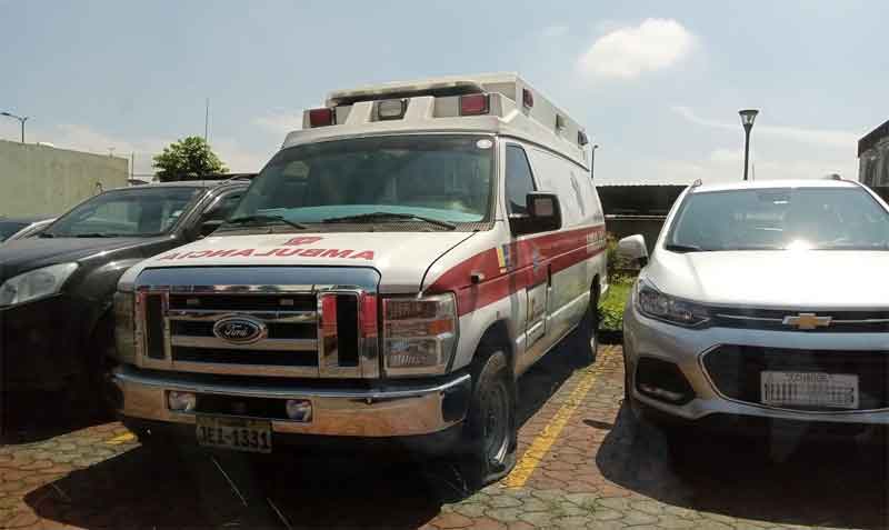 Una de las ambulancias dañadas permanece en los patios de una casa de salud pública. Foto: cortesía CNA Santo Domingo