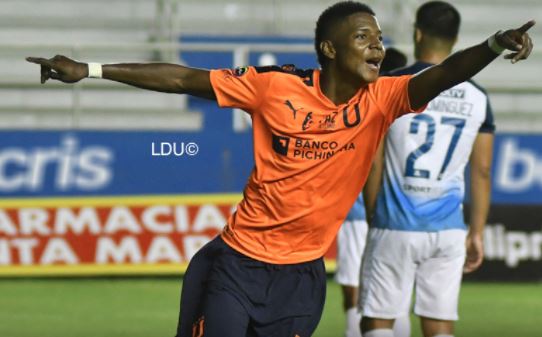 Nilson Angulo celebra el gol que marcó con Liga. Foto: Twitter LDU