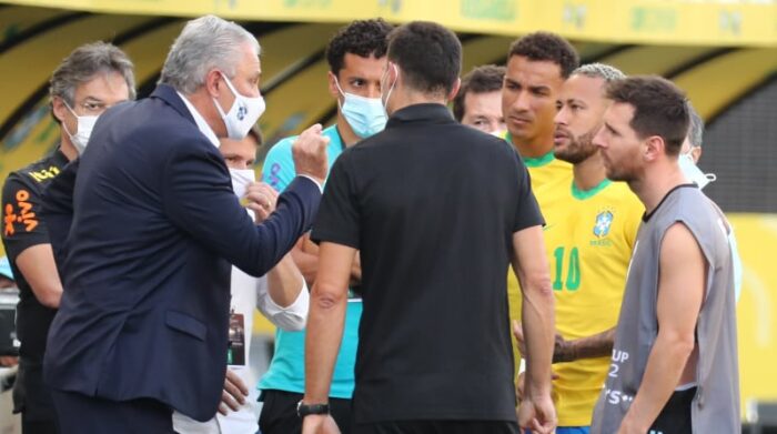 El entrenador de Brasil Tite (i) habla con Neymar (2-d) y Lionel Messi este 5 de septiembre del 2021, en el partido suspendido de las eliminatorias sudamericanas para el Mundial de Catar 2022 entre Brasil y Argentina en el estadio Arena de Sao Paulo en Sao Paulo (Brasil). Foto: EFE