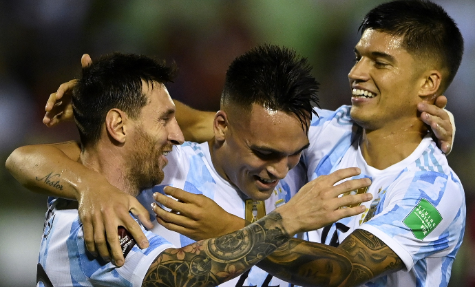 Lautaro Martínez de Argentina celebra con sus compañeros Lionel Messi (i) y Joaquín Correa (d) tras anotar contra Venezuela. Foto: EFE