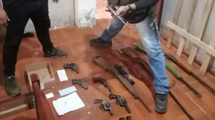 Las armas y municiones fueron halladas dentro de una casa en medio de una plantación de banano, en El Oro. Foto: Cortesía