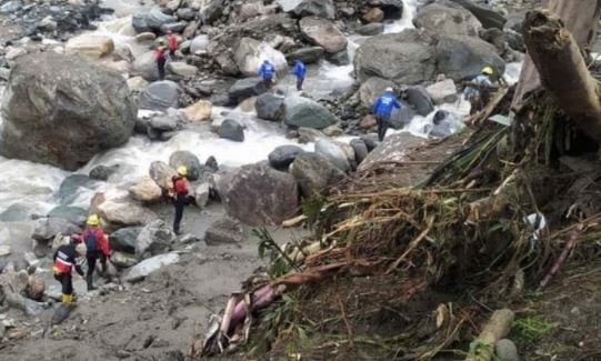 Rescatistas buscan en las riberas del río Las Estancias. Foto: Cortesía Cuerpo de Bomberos de Baños