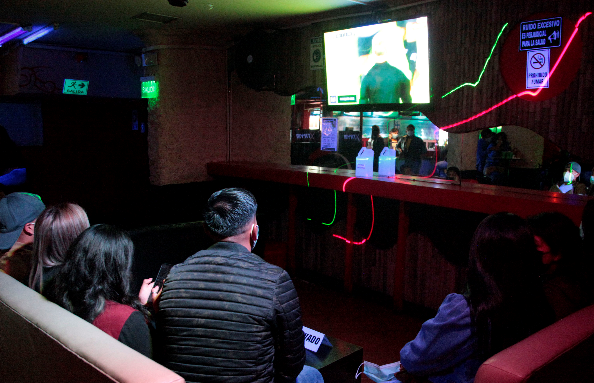 En el bar Trym Club, Quito, los clientes fueron ubicados en áreas que no puedan ser compartidas por otras personas. Foto: Galo Paguay / EL COMERCIO