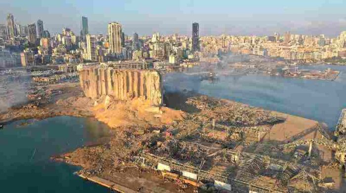 La explosión del puerto de Beirut puso de relieve la enorme cantidad de barcos que navegan en el mundo con banderas de conveniencia transportando materiales peligrosos y que se valen de legislaciones laxas en materia de seguridad ambiental. Foto: EFE