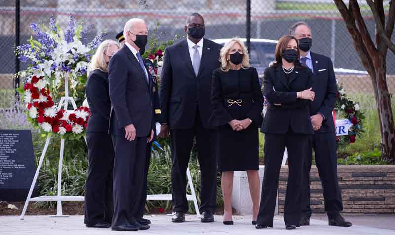 Biden y Harris colocaron una corona de flores en honor a las 184 personas que perdieron la vida cuando el vuelo 77 impactó contra la fachada occidental del Pentágono. Foto: EFE