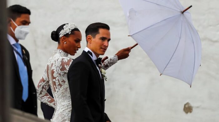 El matrimonio Borrero Tookes a su salida De la Iglesia San Francisco, en el Centro Histórico de Quito. Foto EFE