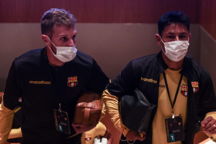 Javier Burrai y Matías Oyola, antes del regreso de Barcelona desde Brasil. Foto: Barcelona SC