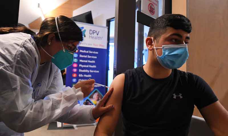 En algunos estados de Brasil se han aplicado diversas vacunas a los adolescentes, cuando la única autorizada para jóvenes es la de Pfizer. Foto: EFE
