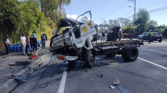 El cajón del camión de gas se desprendió, en el accidente múltiple de la av. Panamericana, al sur de Quito. Foto: Cortesía Bomberos Mejía