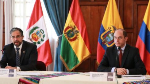 El ministro de Producción Julio José Prado (der.) participó en la XLIX Reunión del Consejo Andino de Ministros de Relaciones Exteriores. Foto: Twitter @MMontalvoEC