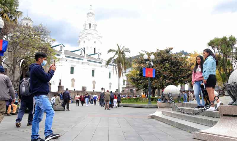 Visitantes del Centro Histórico de Quito se toman fotografías en la Plaza de la Independencia. Foto: Diego Pallero / EL COMERCIO