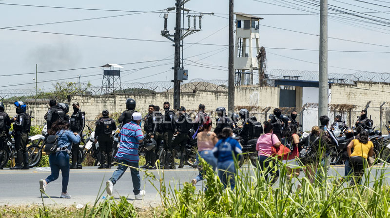 Distintas personas se acercaron a la Penitenciaría del Guayas para obtener información sobre sus familiares detenidos en ese centro carcelario. Foto: EL COMERCIO