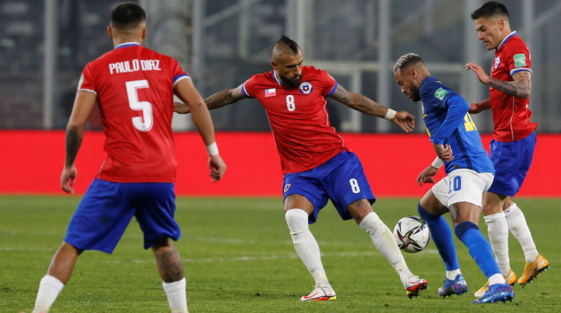 Arturo Vidal de Chile disputa un balón con Neymar de Brasil en las eliminatorias. La 'Roja' será rival de Ecuador el 5 de septiembre del 2021. Foto: EFE