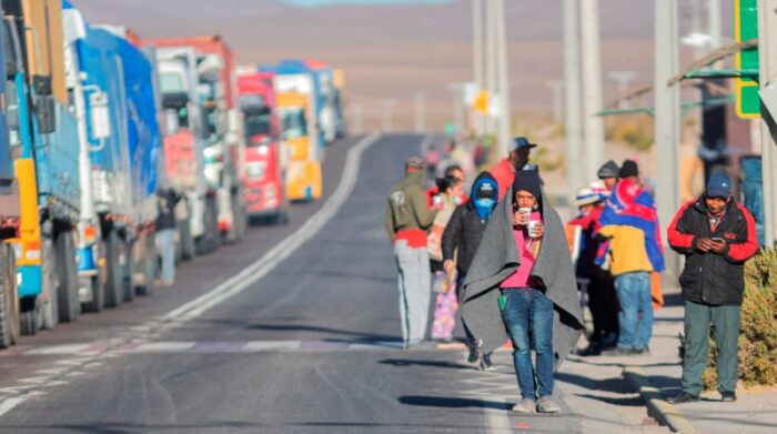 Cientos de migrantes venezolanos se encuentran varados en Colchane (Chile), en el límite con Bolivia, y miles más en la ciudad más próxima, Iquique, tras ingresar al país por pasos fronterizos clandestinos, una situación que amenaza con colapsar la región. Foto: EFE