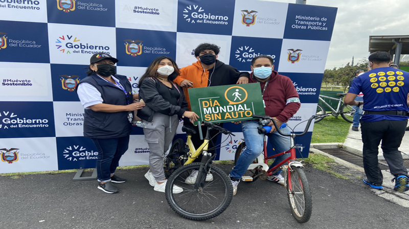 Varios ciclistas se dieron cita en Quito para celebrar el Día Mundial sin Auto. Foto: Cuenta Twitter Ministerio de Transporte y Obras Públicas.