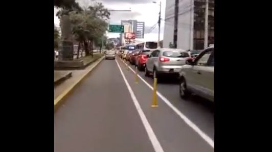 Momento en que un vehículo circula por el carril de la ciclovía en la avenida Amazonas, en Quito. Foto: Captura de pantalla
