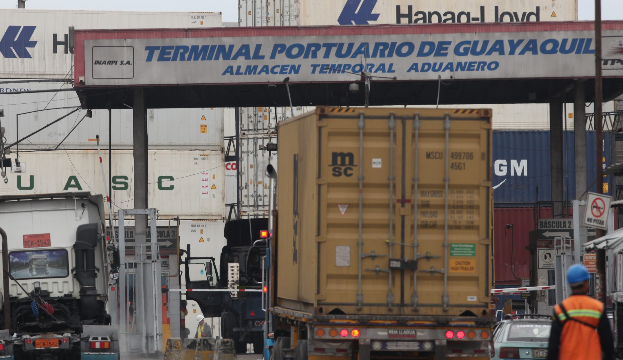 Llegada y salida de camiones con contenedores a la entrada del Terminal Portuario, en el sur de Guayaquil. Foto: Enrique Pesantes / EL COMERCIO