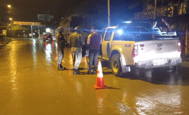 Los operativos policiales se realizan en las noches, particularmente, los fines de semana. El plan incluye el incremento de agentes en la comuna. Foto: Cortesía Gobernación de Santa Elena