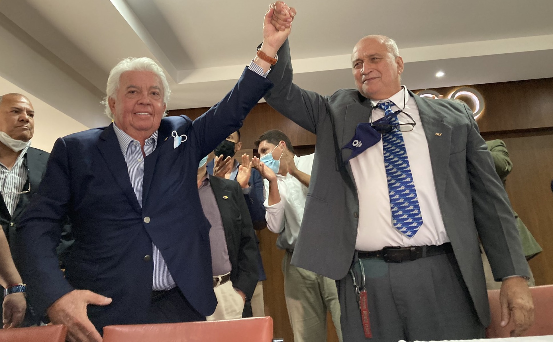Danilo Carrera felicitó a Jorge Delgado, a la derecha, tras ser elegido como presidente del Comité Olímpico Ecuatoriano. Foto: Twitter Luigi Marchelle