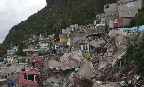 Vista general de un derrumbe en una colonia del municipio de Tlanepantla, en el Estado de México. Foto: EFE