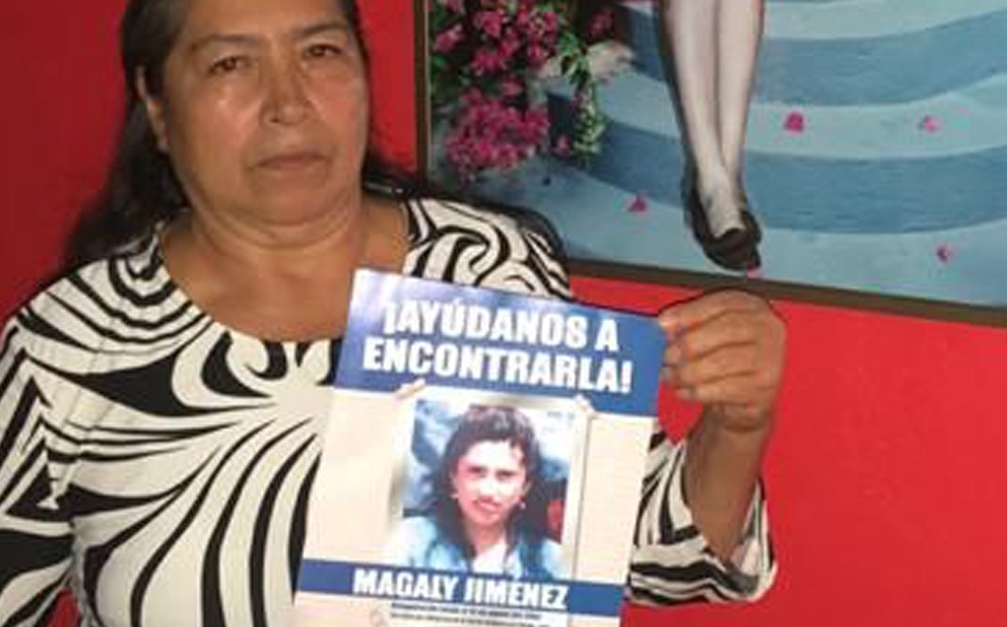 Graciela Pinzón muestra uno de los afiches de búsqueda de su hija Magaly Jiménez. Foto: Cortesía