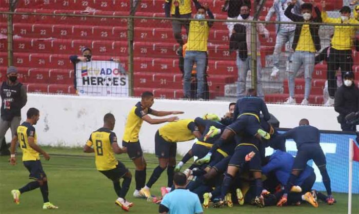 La Tri festeja el primer gol de Félix Torres frente a Paraguay. Foto: Vicente Costales / EL COMERCIO