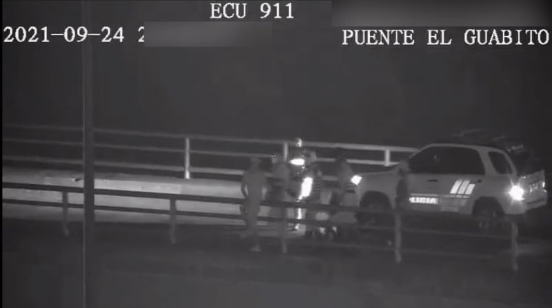 Los agentes de la Policía Nacional, cerca de las 22:00 de este 24 de septiembre del 2021, encontraron a un hombre sentado sobre la baranda del puente, en Portoviejo. Foto: Cortesía ECU 911