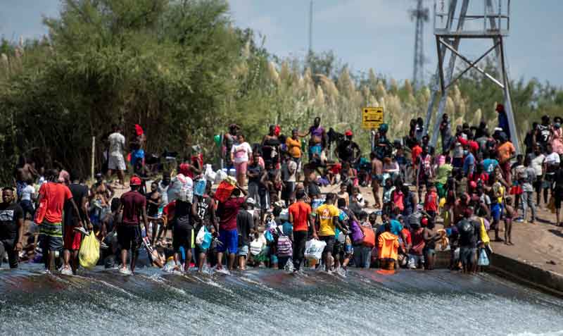 Mas de 10 000 migrantes han llegado en los últimos días a las ciudades fronterizas de Del Rio (Texas), en EE.UU. y ciudad Acuña, en México. Foto: EFE